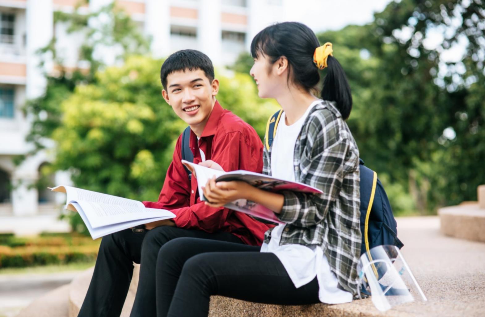 Persona che riflette durante una sessione di coaching in un ambiente tranquillo