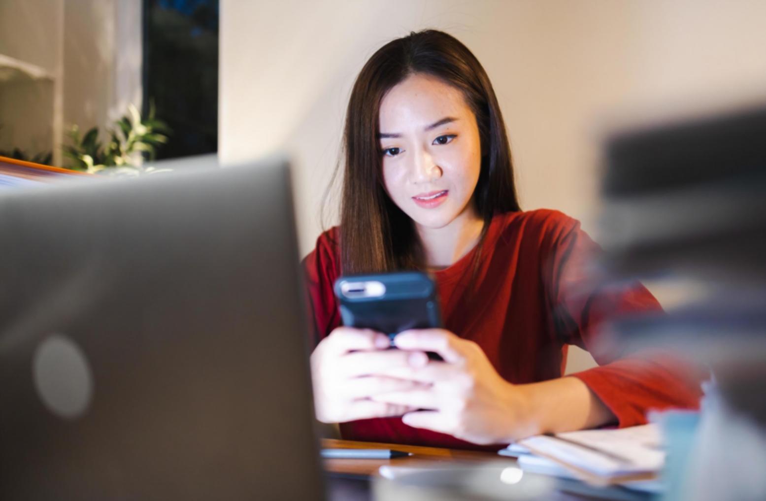 Sessione di riflessione personale con appunti e materiali di lavoro